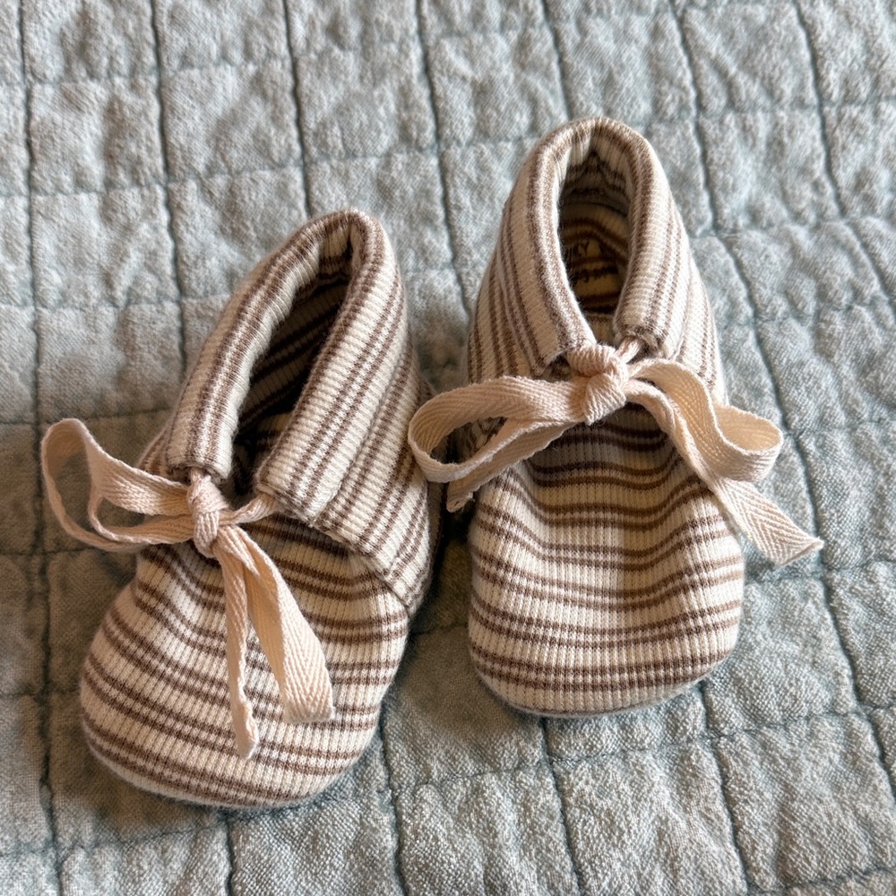 Quincy Mae  Soft Cotton ribbed booties  - Cream & Brown